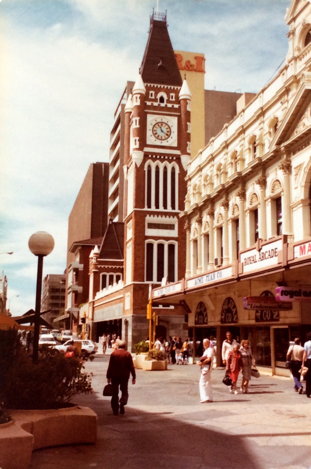 SHOPPING IN PERTH CITY....HAY STREET MALL....1982