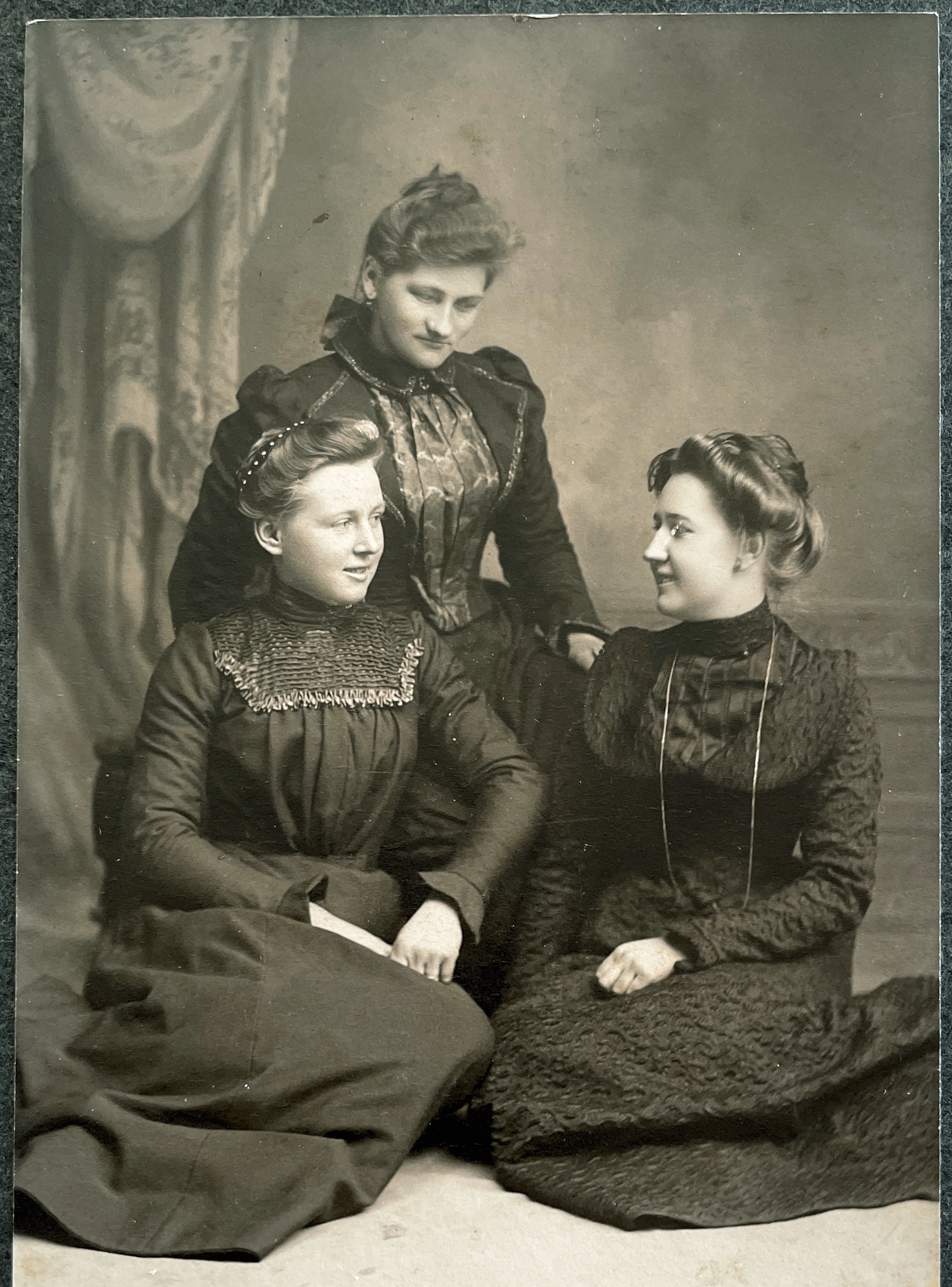 Three Lindell sisters - Minnie, Eva, & Clara. 2023 01 64