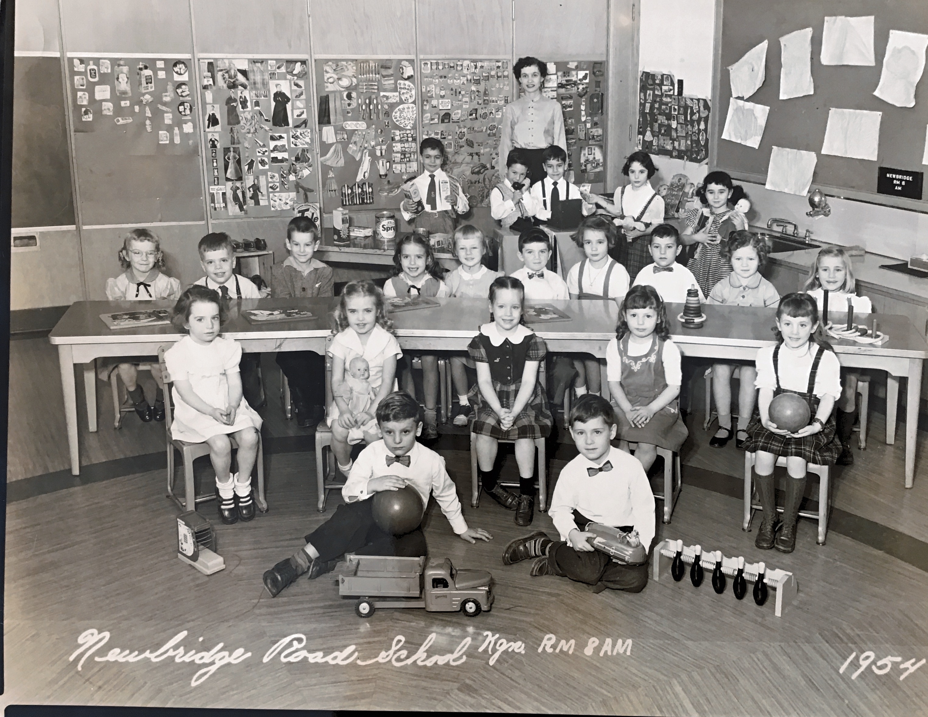 Kindergarten 1953-1954
Miss Hutchison