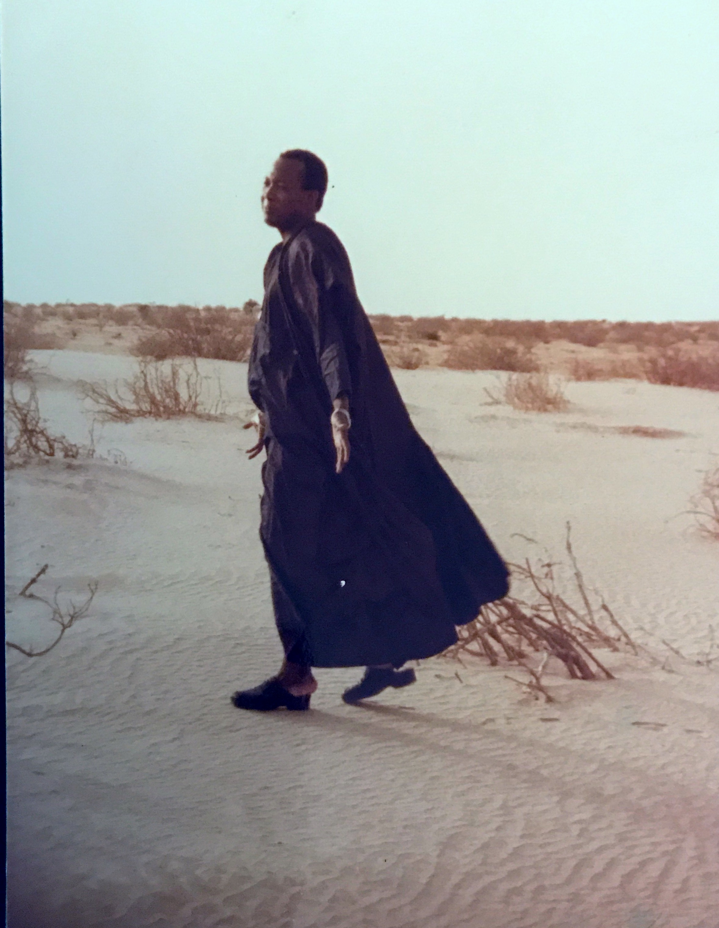 Bakary Dawo sur les dunes de Toujounine (1981)