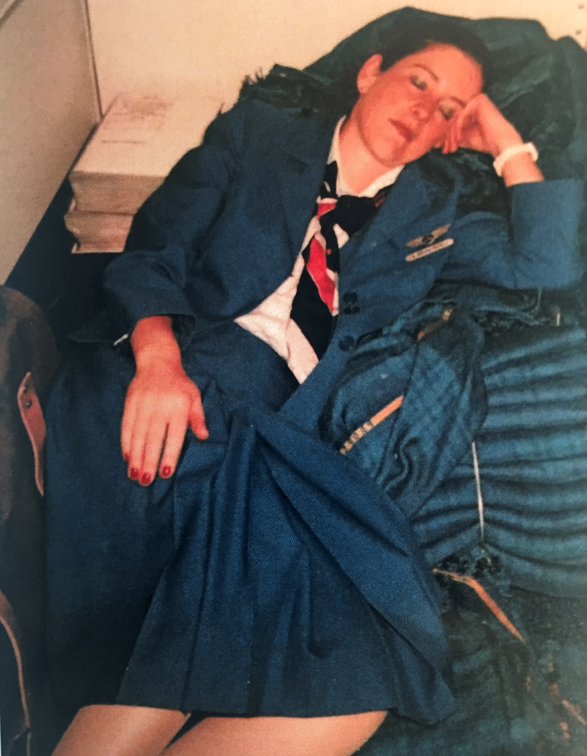 Even rusten op een stapel dekens 1980