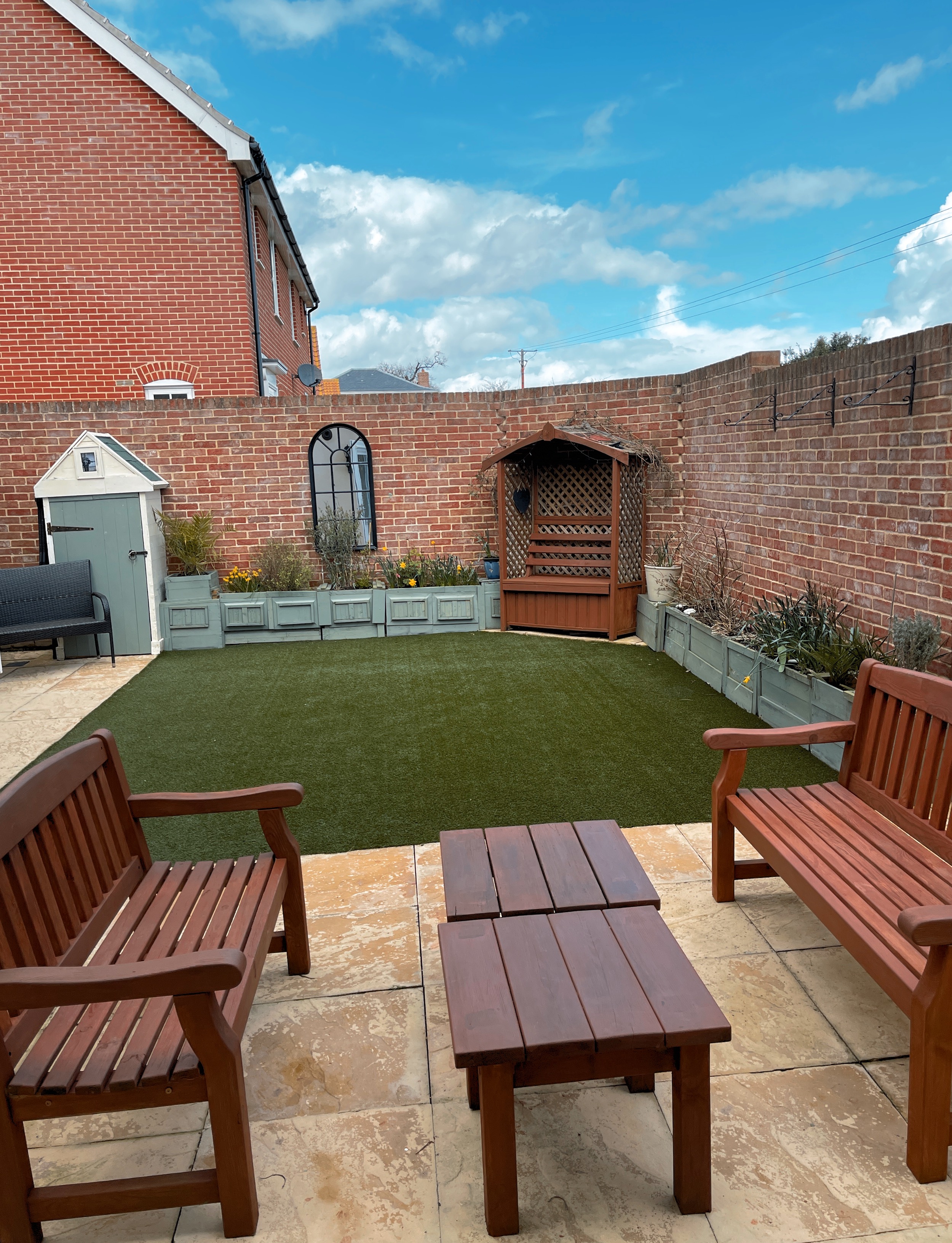 Painted and polished garden furniture            30th March 2023
