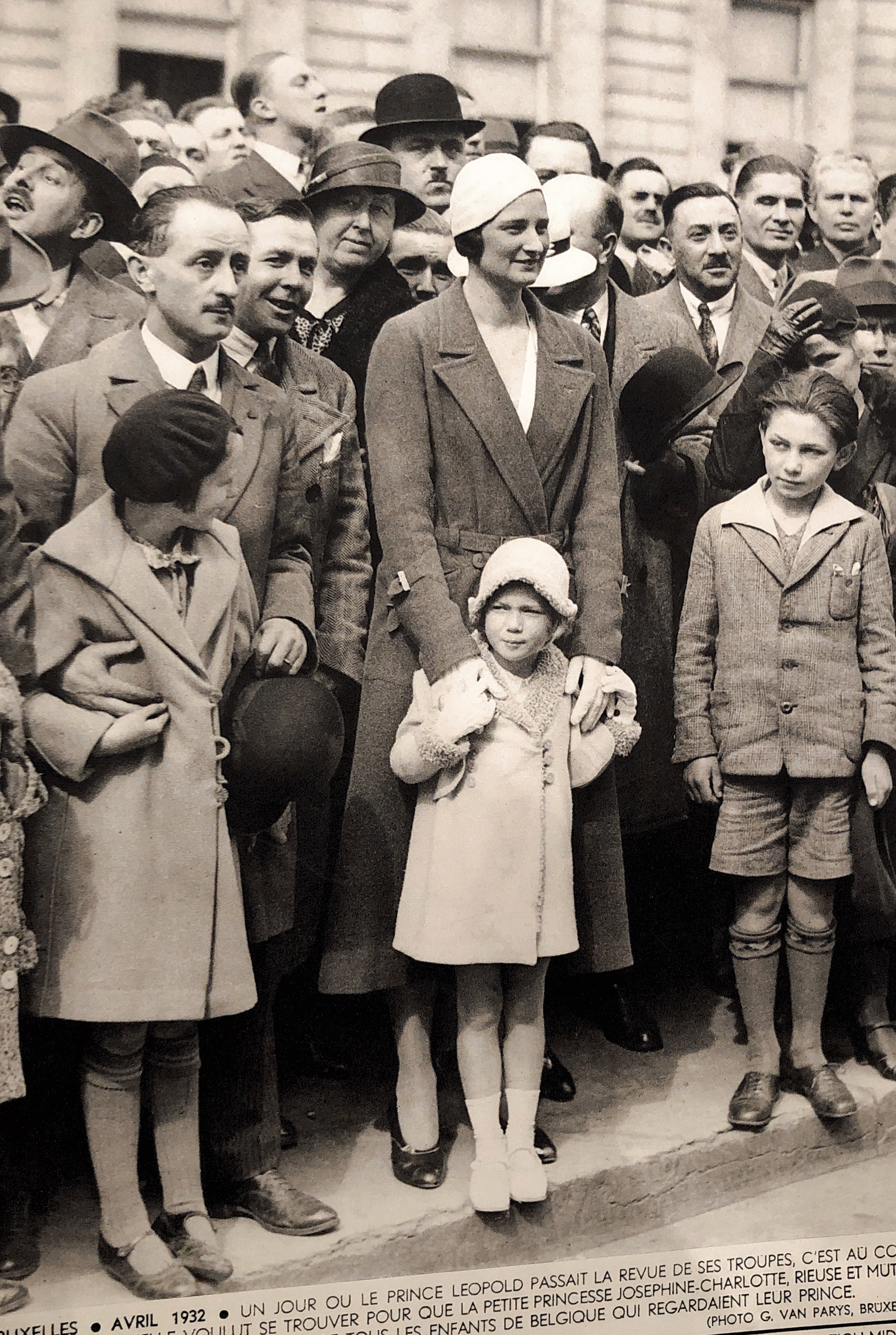 Brussel- april 1932- eens dat prins Leopold de troepen in ogenschouw nam, wilde hij zich midden het volk bevinden , opdat Josephine Charlotte, het lacherig en guitig prinsesje, haar vader kon zien, naast al de kinderen van België die hun prins aanschouwden