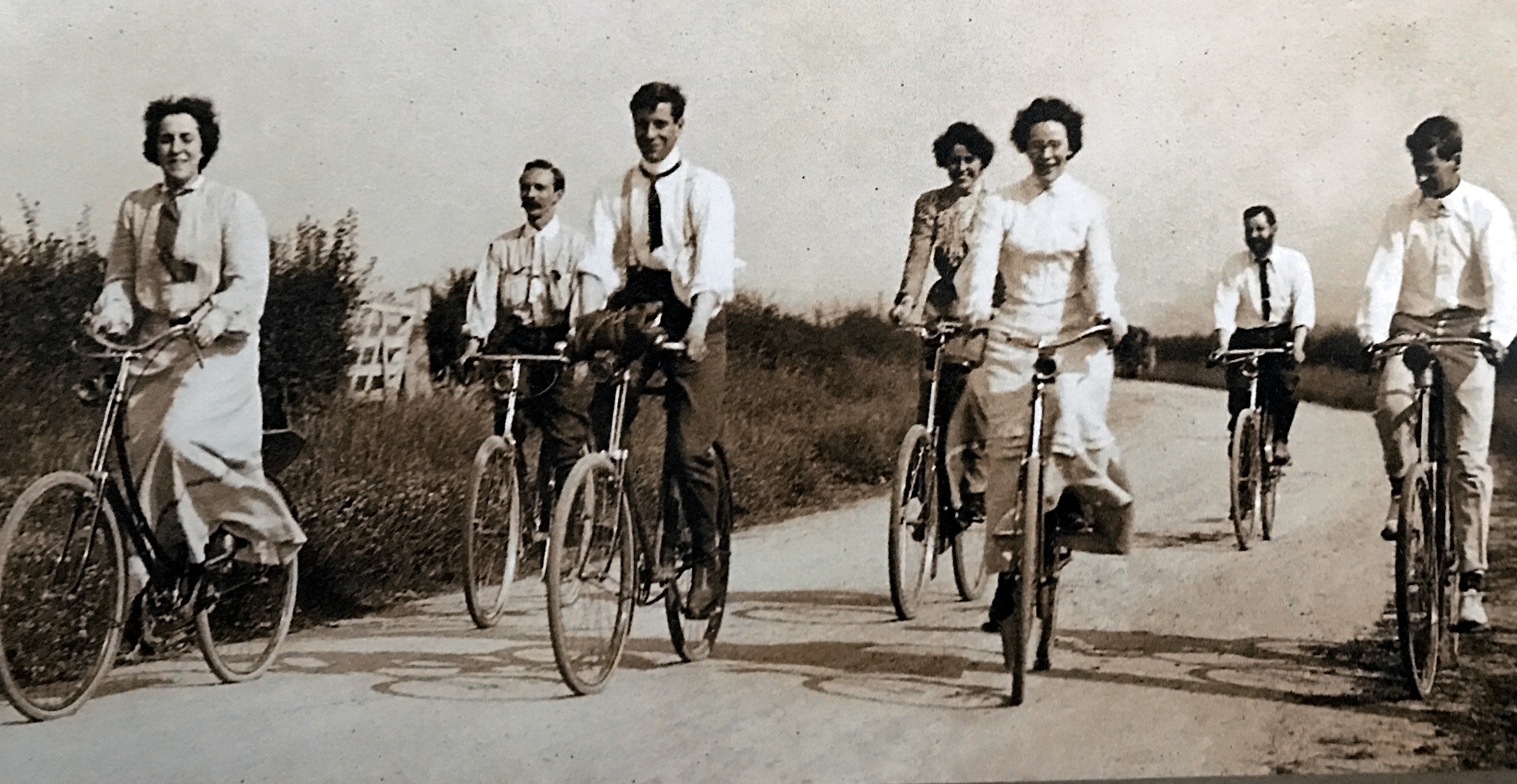 Howes family outing near Oxford circa 1912