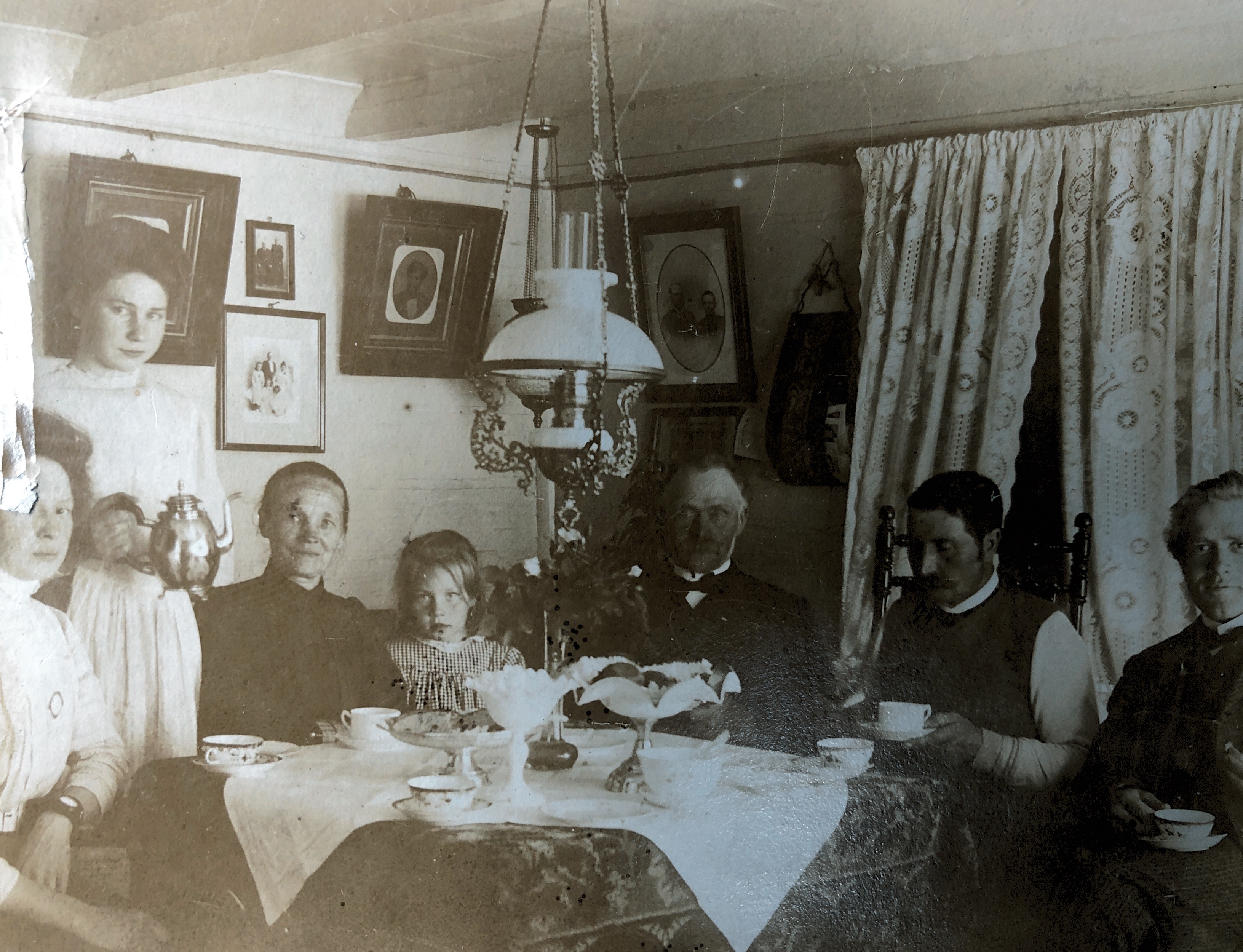 1910 Gamlehuset på Lærdalsøyri ??
Oldeforeldrene til Hilde - Kirsti og Halvard Husum