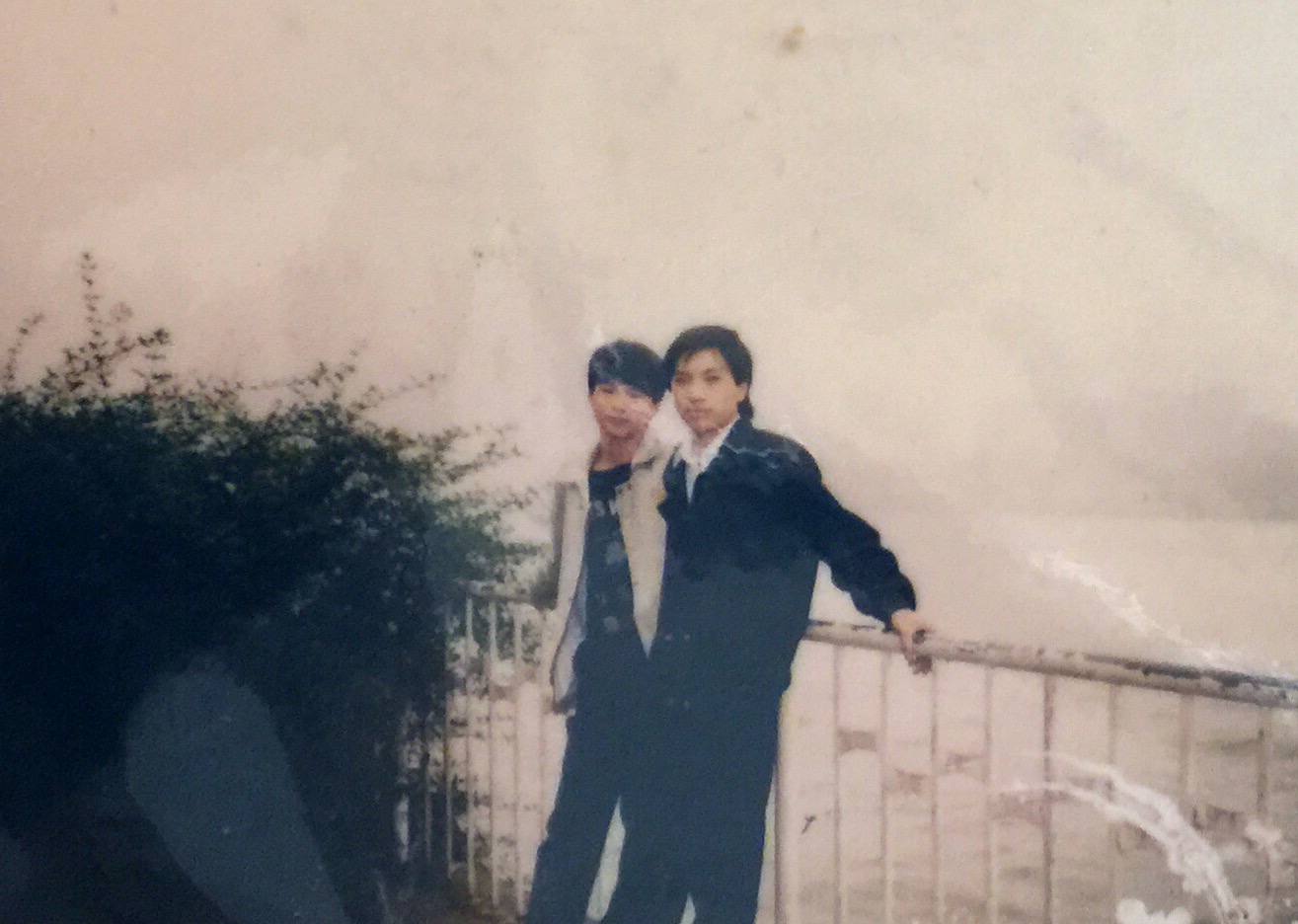 19 89年某月某日，芳村小食店拍档郑永东，韶关翁源人。三十多年见到面。拍照地点沙面珠江边。