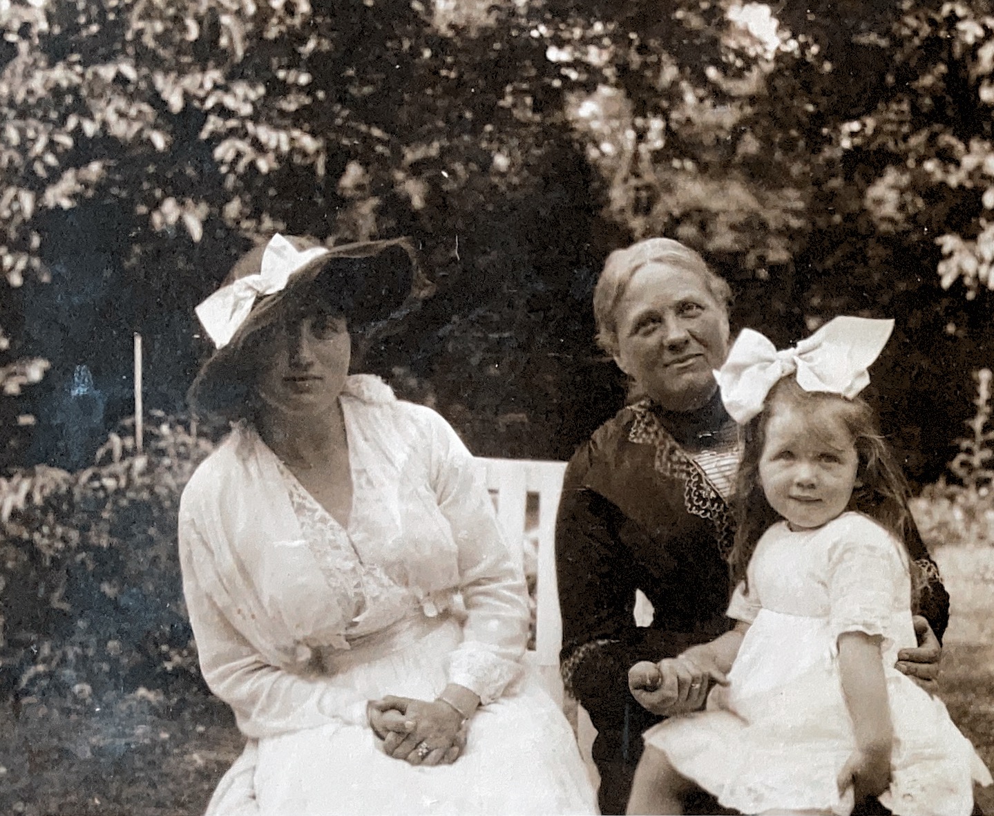 Tre generationer sommeren 1916 Fh. 
Marguerete (maggi), oline og Grete.