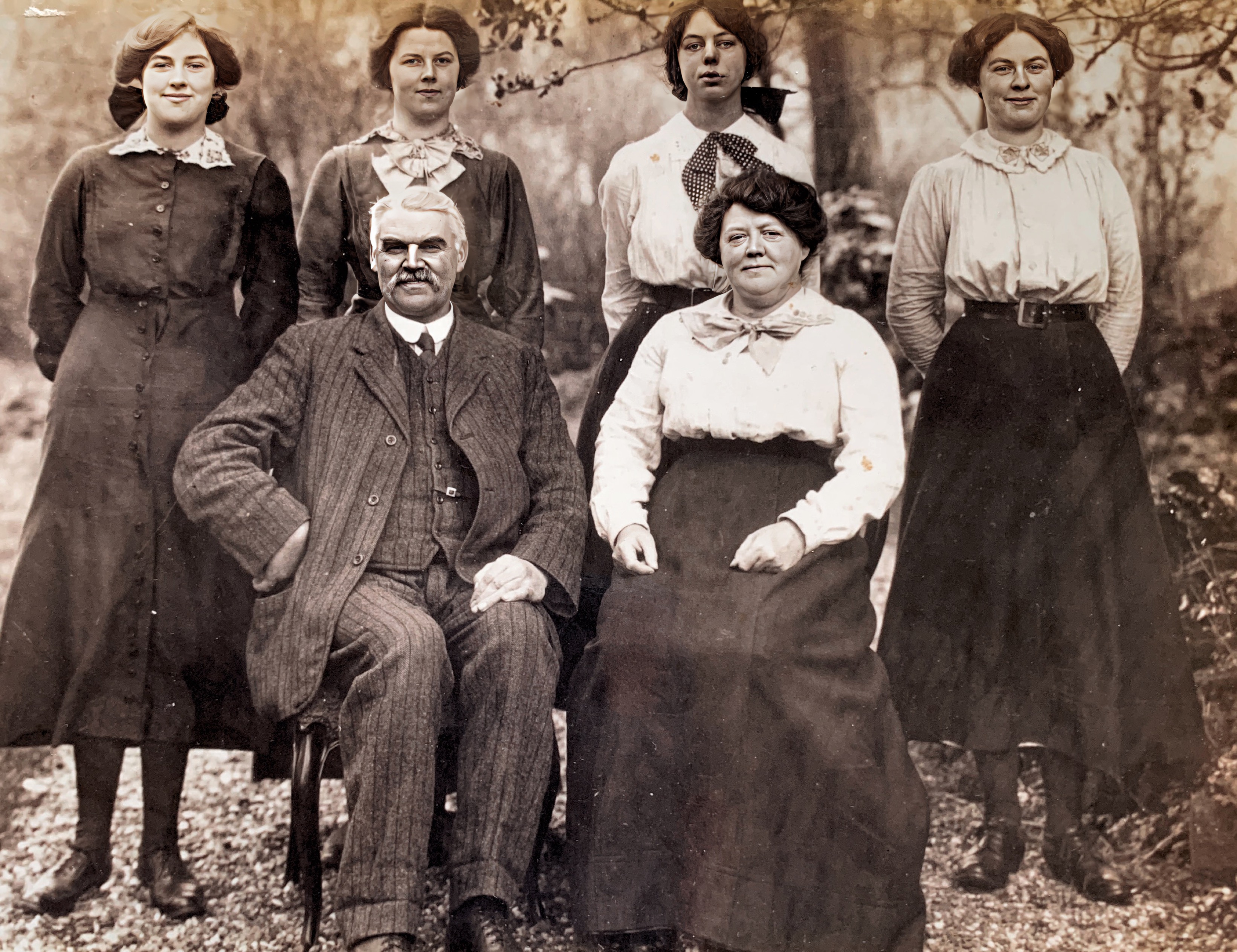 1914 photo of grandmother (Williams) back left and great grandparents front row