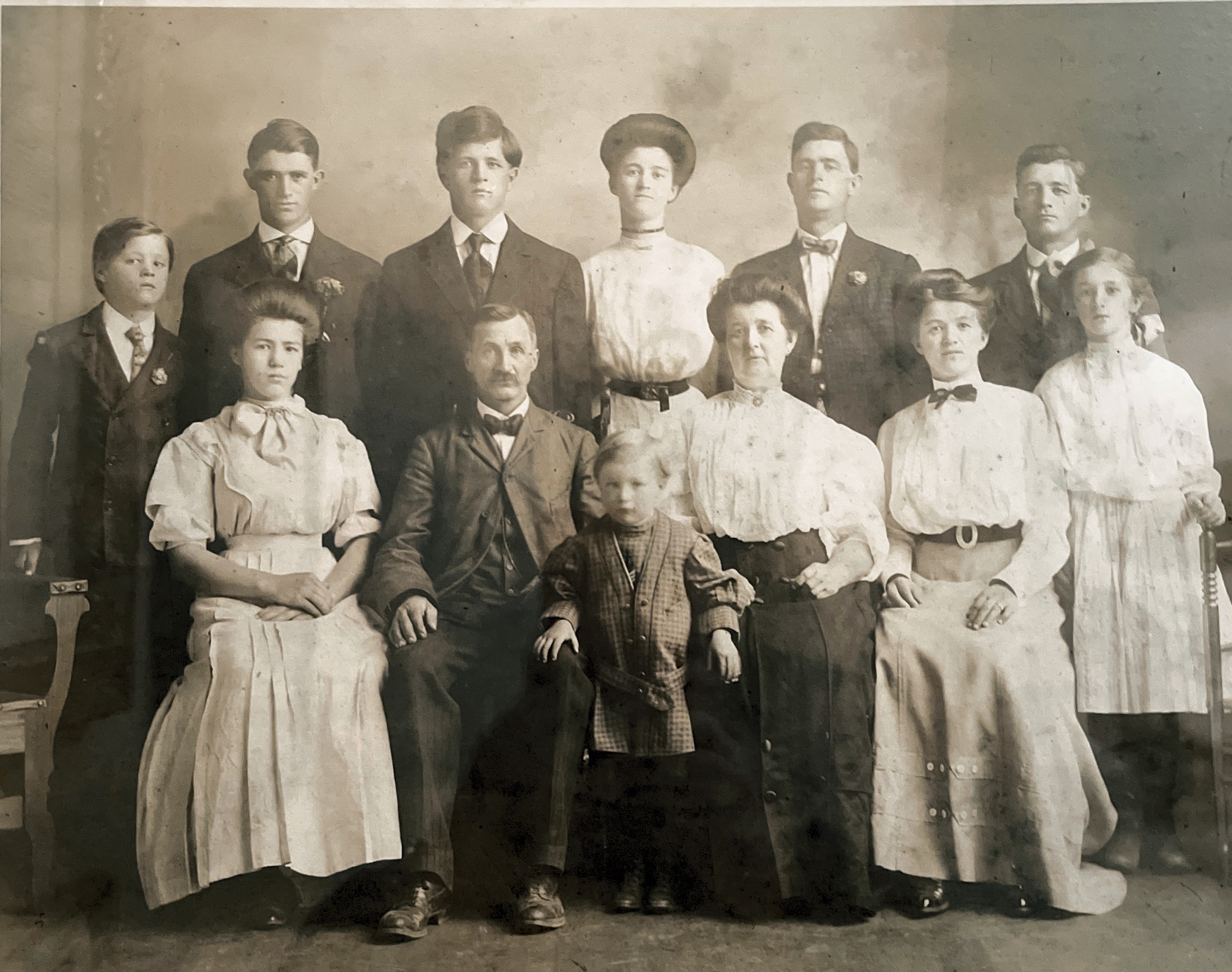 Stull family circa 1907. Grammy Craig is center rear.
