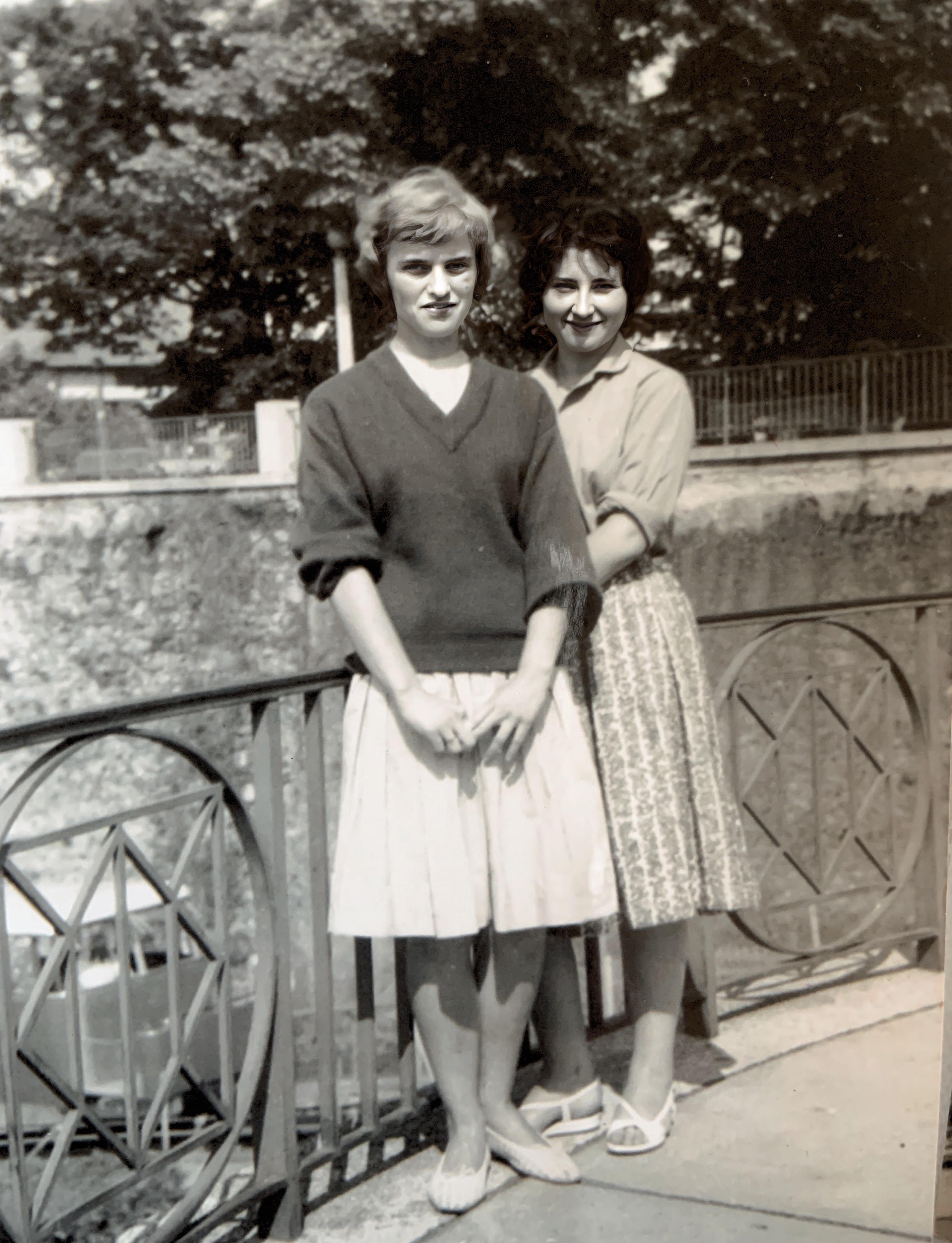 Michelle Cahill née Vernaz & Anne Marie Decorzent abt 1958 Thonon les Bains à côté de la montée du Funiculaire