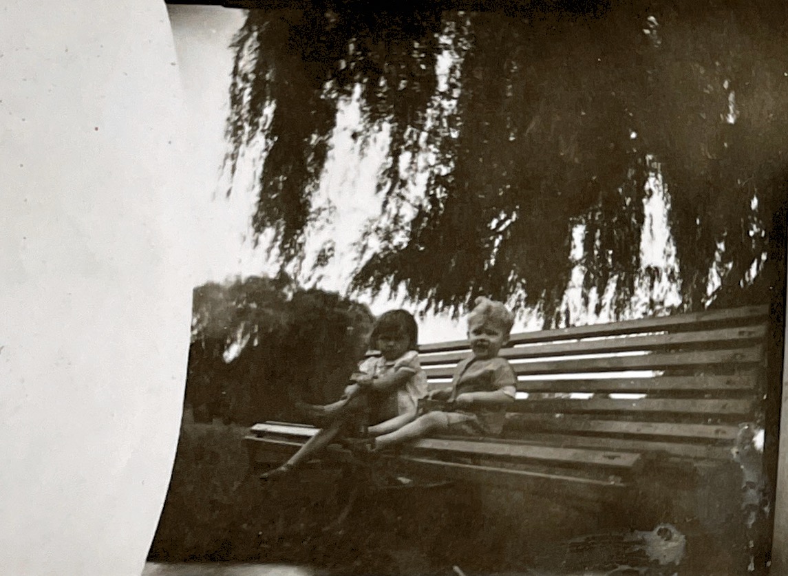 To jest Ewa i ja Tadeusz w parku dzisiejszym prof. Tołpy ( ok. 1960r.)