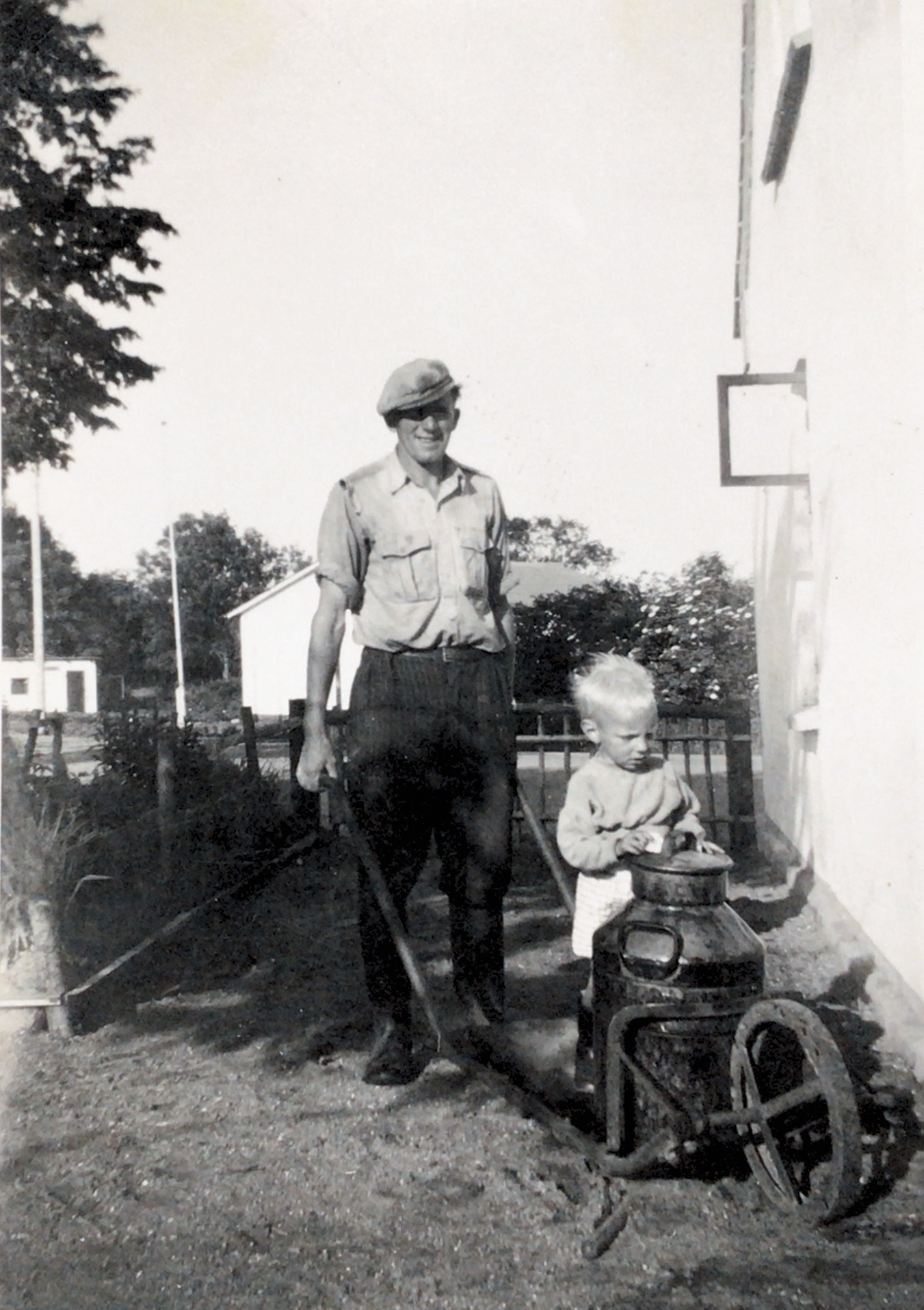 Far Åge og Thorkild henter vand ved brønden 1959-1960