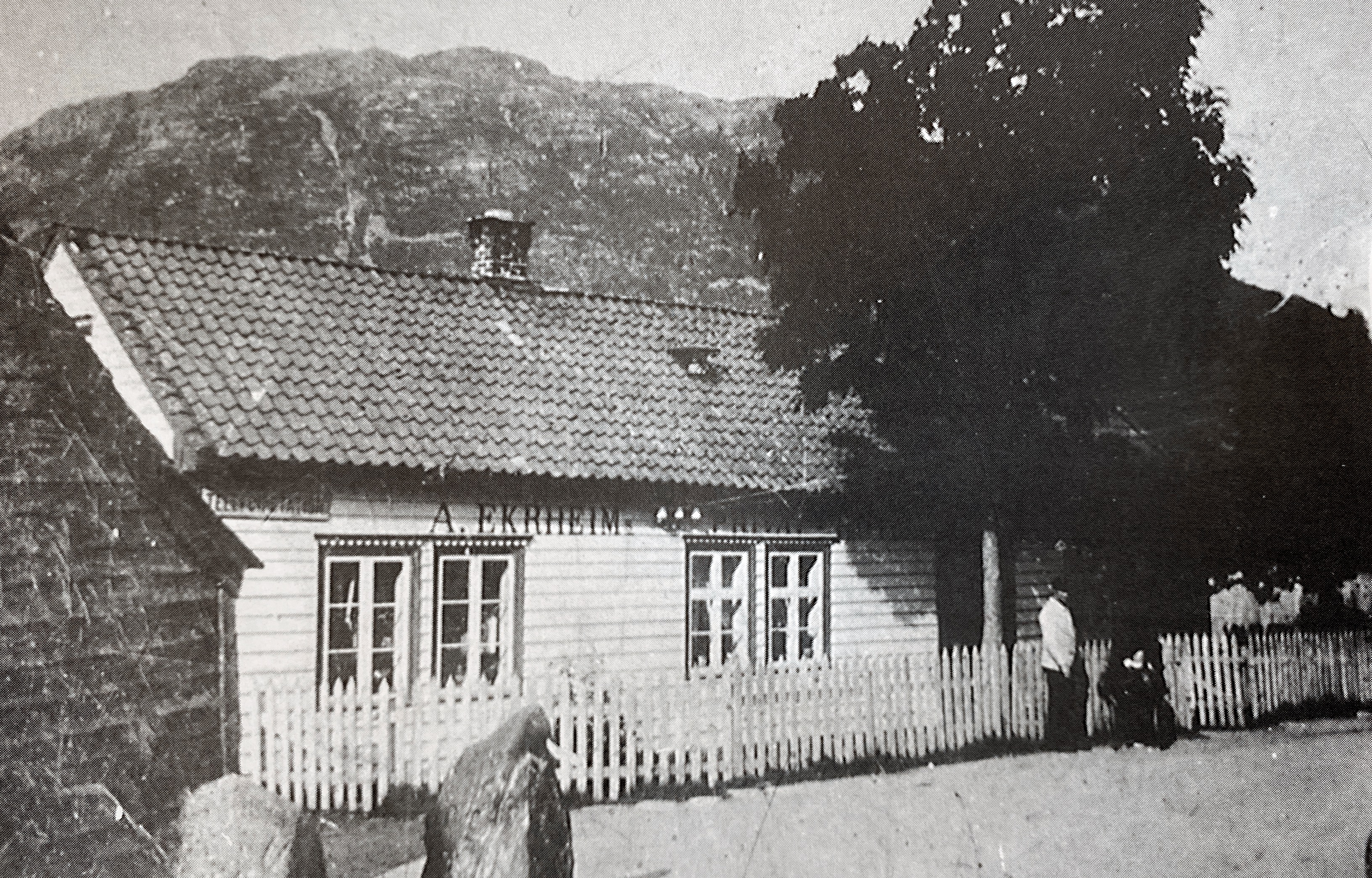 Krambua til Ekrheim 1900. Segn og soge 2000.