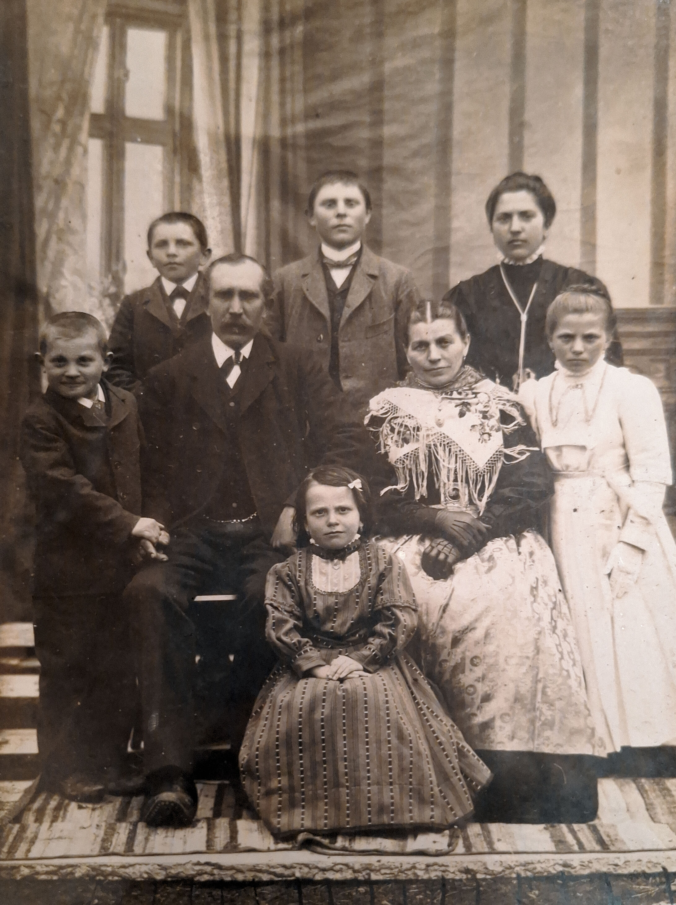 Familie Häusler ca. 1910
Kreszenz u. Ignaz Häusler
Söhne Xaver, Ignaz u. Josef
Tochter Anna, Kreszenzia, Katharina