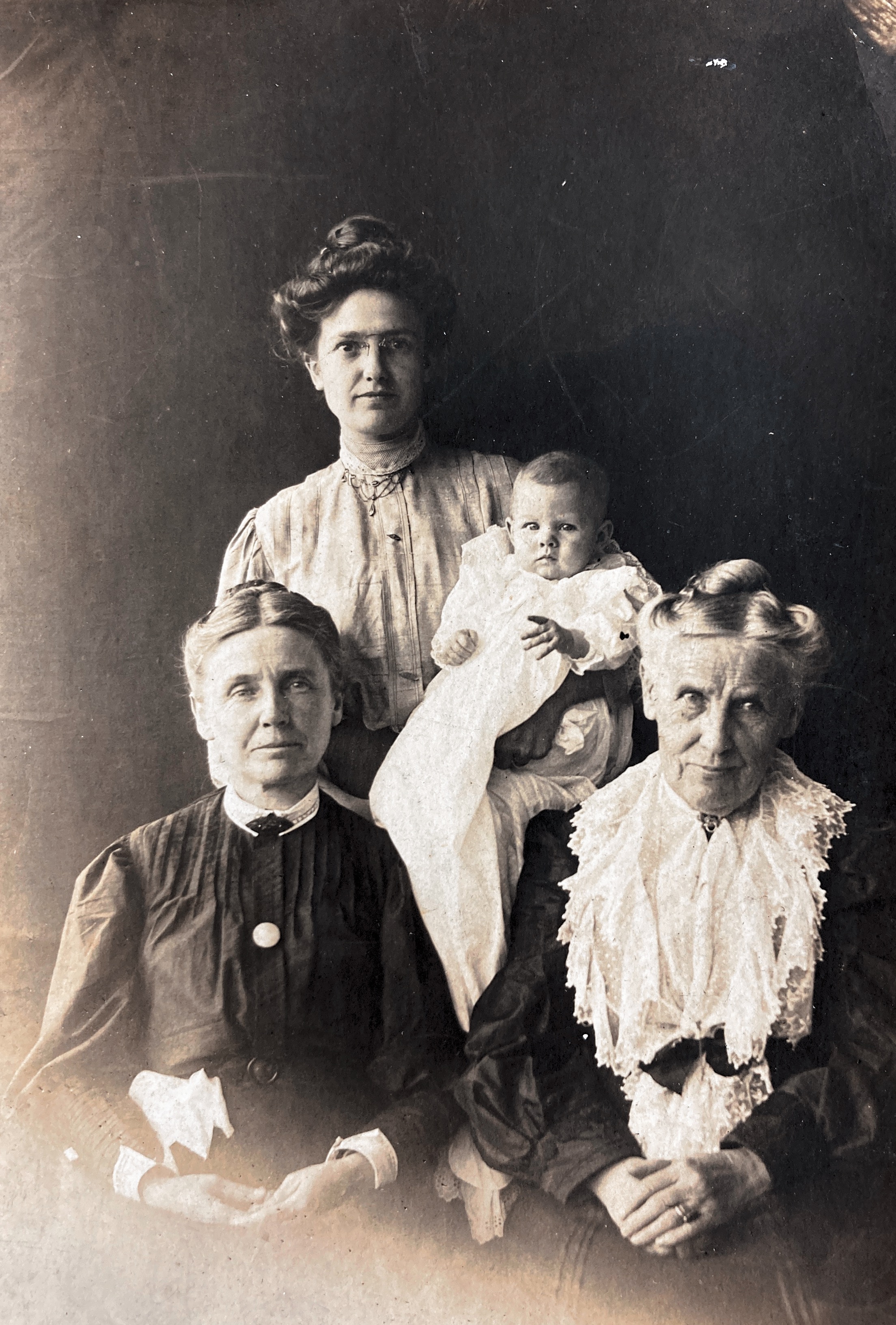4 Generations. Baby-Miriam Keever, mother-Mary Keever, her mother-Myrtle Hunt, and her mother-Cornelia Bond. Taken 1907.