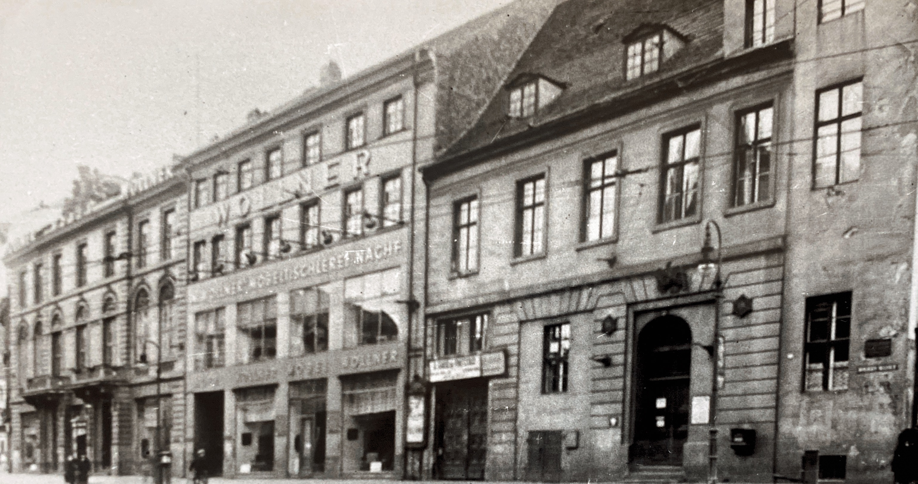 Berlin um 1910, Molkenmarkt: links das Schwerin Palais, in der Mitte das Möbelgeschäft Wollner, rechts das frühere Polizeipräsidium.