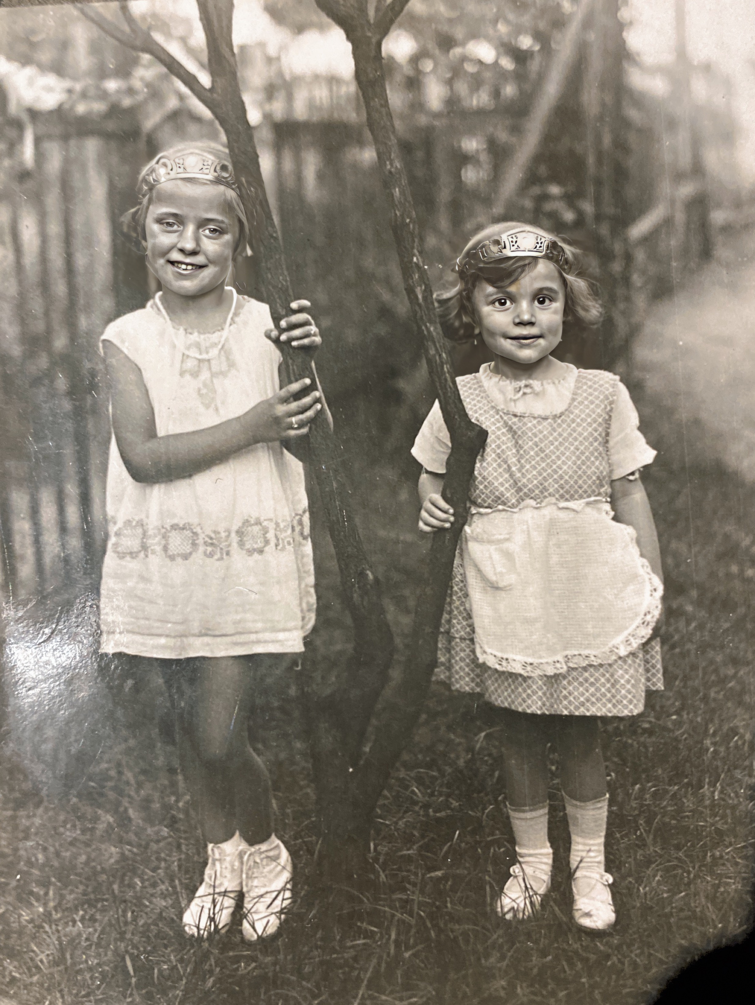 Waltraud (rechts im Bild) mit einer Freundin etwa 1932/33