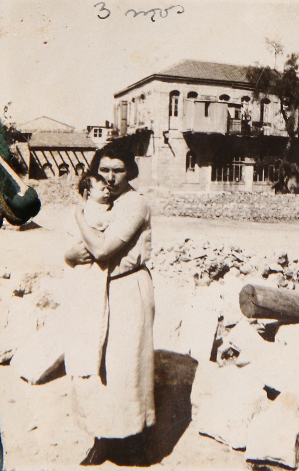 רבקה בלומנפלד עם עמר ליד הבית במוסררה בערך  1924